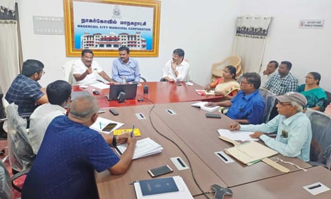மாநகராட்சி அலுவலகத்தில் அதிகாரிகளுடன் ஆலோசனைக்கூட்டம் நடந்தபோது எடுத்த படம்&nbsp;