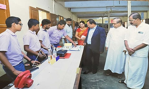 கன்னியாகுமரி புனித அந்தோணியார் மேல்நிலைப்பள்ளியில் அறிவியல் கண்காட்சி நடந்தபோது எடுத்த படம்&nbsp;