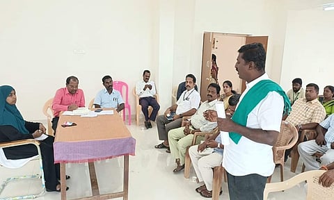 அரக்கோணத்தில் விவசாயிகள் குறை தீர்வு கூட்டம் நடைபெற்ற காட்சி.