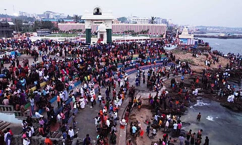 சபரிமலை சீசன் களைகட்ட தொடங்கியுள்ளதைத் தொடர்ந்து கன்னியாகுமரியில் முக்கடலும் சங்கமிக்கும் திரிவேணி சங்கமம் சங்கிலித்துறை கடற்கரை பகுதியில் இன்று காலை குவிந்திருந்த அய்யப்ப பக்தர்கள் மற்றும் சுற்றுலாபயணிகளை படத்தில் காணலாம்