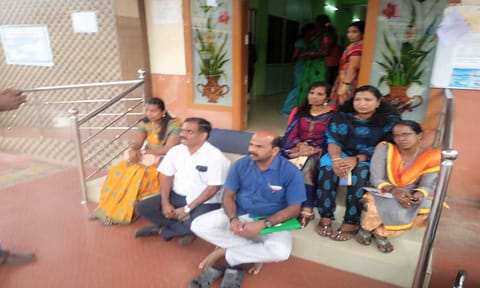 கவுன்சிலர்கள் தர்ணா போராட்டம் நடத்தியபோது எடுத்த படம்&nbsp;