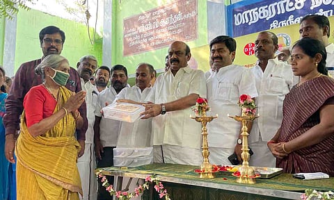 பயனாளிகளுக்கு நலத்திட்ட உதவிகளை திருப்பூர் தெற்கு சட்டமன்ற உறுப்பினர்  செல்வராஜ் வழங்கிய காட்சி.