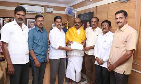 திருப்பூர் தெற்கு தொகுதி எம்.எல்.ஏ., செல்வராஜ் 2 லட்சம் ரூபாயை,டிரஸ்ட் செயலாளரிடம் வழங்கிய காட்சி.