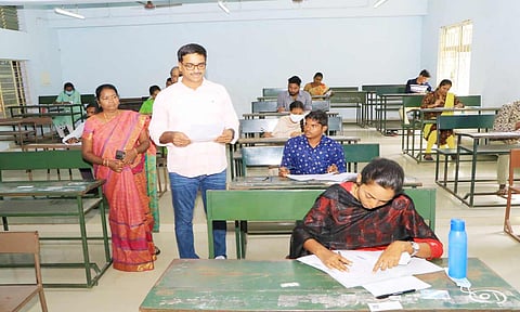 வேலூர் தந்தை பெரியார் என்ஜினியரிங் கல்லூரியில் நடந்த குரூப் 1 தேர்வு மையத்தை கலெக்டர் குமாரவேல் பாண்டியன் பார்வையிட்டு ஆய்வு செய்தார்.