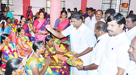 கர்ப்பிணி பெண்களை செந்தில்நாதன் எம்.எல்.ஏ. அட்சதை தூவி வாழ்த்தினார்.