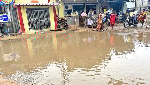 உடன்குடி பஜாரில் பல மாதங்களாக தேங்கி கிடந்த தண்ணீர்.
