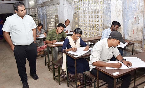 மதுரை பாலமந்திரம் மேல்நிலைப்பள்ளி மையத்தில் இன்று நடந்த எழுத்து தேர்வை கலெக்டர் அனீஷ்சேகர் பார்வையிட்டு ஆய்வு செய்தார்.