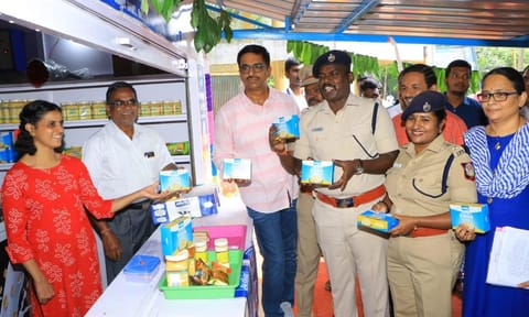ஆவின் பாலகத்தை கலெக்டர் குமாரவேல் பாண்டியன் தொடங்கி வைத்த காட்சி.