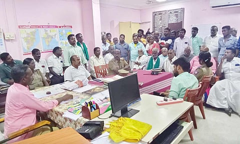 திருவையாறு தாலுகா ஆபீசில் பைபாஸ் நில எடுப்பு சம்மந்தமான பேச்சுவார்த்தை நடந்தது.