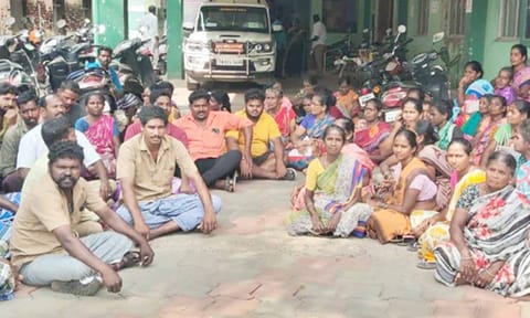 தூய்மை பணியாளர்கள் தர்ணா போராட்டம்.