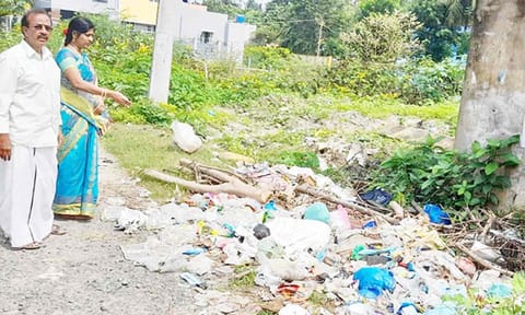 பொது இடத்தில் குப்பை கொட்ட தடைவிதித்து எச்சரிக்கை பேனர் வைக்கப்பட்டுள்ளதை பார்வையிடும் நகர்மன்ற உறுப்பினர் ஜெயந்தி பாபு.