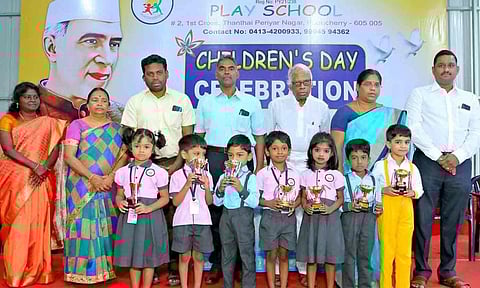 போட்டியில் வெற்றி பெற்ற மாணவர்களுக்கு பரிசு கோப்பை வழங்கிய காட்சி.