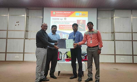 அவர் ஹோல்டர்ஸ் பவுண்டேசன் அமைப்பு புரிந்துணர்வு ஒப்பந்தத்தில் கையெழுத்திட்ட போது எடுத்த படம்.