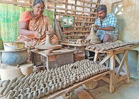 பல வடிவங்களில் விற்பனைக்கு தயாராகும் அகல் விளக்குகள்