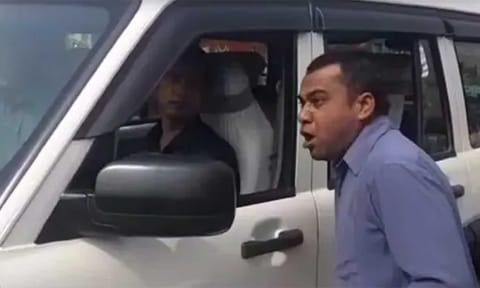 இப்படியா எங்களை அலையவிடுவது..? நாய் போன்று குரைத்து அதிகாரியிடம் மனு அளித்த மேற்கு வங்காள நபர்
