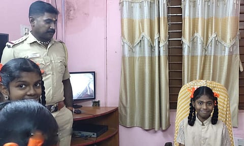 மாணவிகளுக்கு அறிவுரை கூறிய இன்ஸ்பெக்டர் மகேஷ்குமார்.