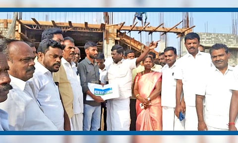 புதிய கட்டிட பணியை சிவபத்மநாதன் ஆய்வு செய்த காட்சி.