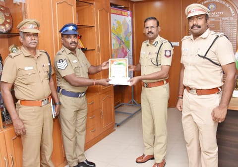 அடைப்புகளை அகற்றிய ஏட்டுவுக்கு கமிஷனர் பாராட்டு