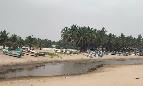கடலூர் தாழங்குடா கடற்கரையில் மேடான பகுதிகளில் படகுகளை மீனவர்கள் பாதுகாப்பாக நிறுத்தி வைக்கப்பட்டுள்ளதை படத்தில் காணலாம்.