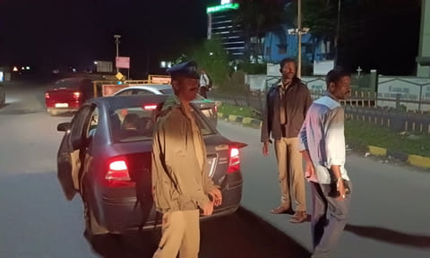 போலீசார் வாகன சோதனையில் ஈடுபட்ட காட்சி.