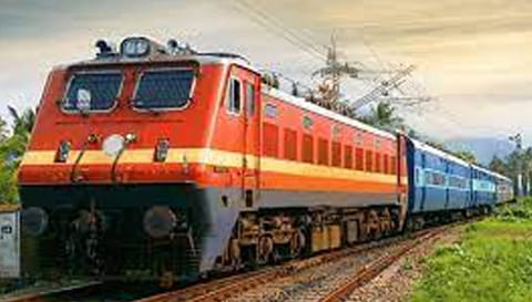 காசி தமிழ் சங்கமம் நிகழ்ச்சிக்கு  சேலத்தில் இருந்து  51 பேர் பயணம்