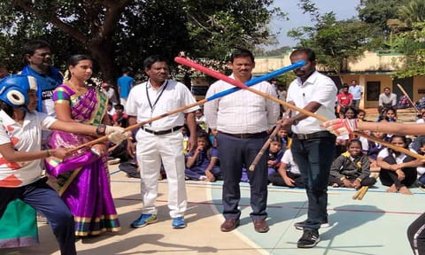 சிலம்பாட்டம் போட்டியை மாவட்ட முதன்மை கல்வி அலுவலர் தொடங்கி வைத்த காட்சி.