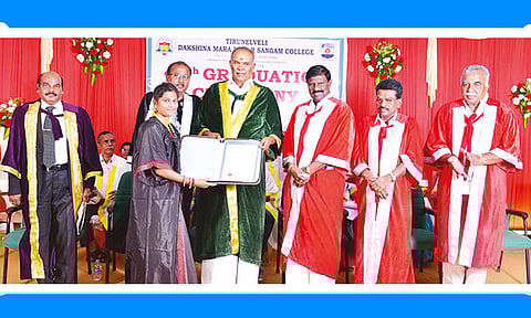 பட்டமளிப்பு விழா நடைபெற்ற போது எடுத்த படம்