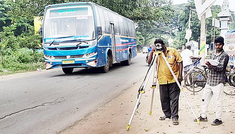 நெடுஞ்சாலை துறையினர் சாலையின் பள்ளம் மேடுகள் அகலம் அளவிடும் பணி.