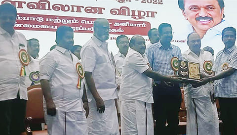 மதுக்கூர் தொடக்க வேளாண்மை கூட்டுறவு சங்கத்திற்கு மாநில அரசின் சார்பில் பரிசு வழங்கப்பட்டது.