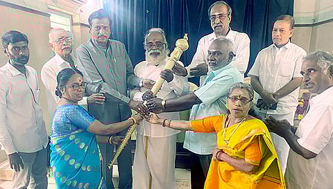 பேராசிரியர் ஜெயபால், அகத்திய சன்மார்க்க சங்க செயலர் அமிர்தலிங்கம் ஆகியோருக்கு மாமன்னன் ராசராசன் விருது வாங்கியதற்காக செங்கோல் வழங்கப்பட்டது.