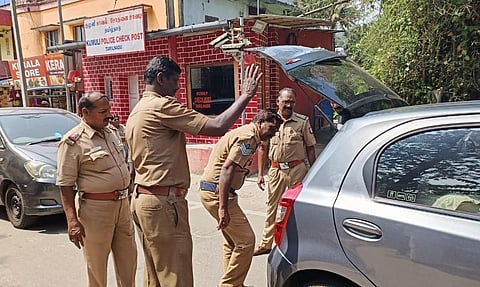 தமிழக-கேரள எல்லையான குமுளியில் போலீசார் தீவிர வாகன சோதனை நடத்தி வருகின்றனர்.