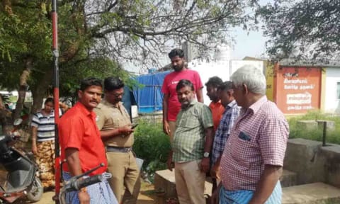சேதப்படுத்தப்பட்ட கொடிக்கம்பத்தை படத்தில் காணலாம்.&nbsp;