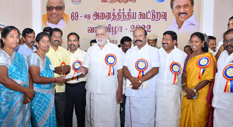 விழாவில் மகளிர் சுயஉதவிக்குழு உறுப்பினர்களுக்கு கடனுதவிகளை அமைச்சர் ஐ.பெரியசாமி வழங்கினார். அருகில் அமைச்சர் பெரியகருப்பன், கலெக்டர் மதுசூதன்ரெட்டி, எம்.எல்.ஏ.க்கள் தமிழரசி, மாங்குடி மற்றும் பலர் உள்ளனர்.