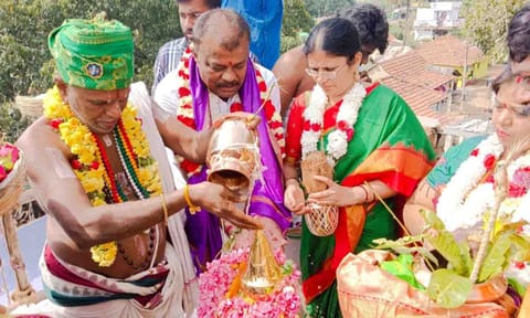 ஓசூர் அருகேயுள்ள சென்றாய சாமி கோவிலில் கும்பாபிஷேக விழா நடந்த காட்சி.