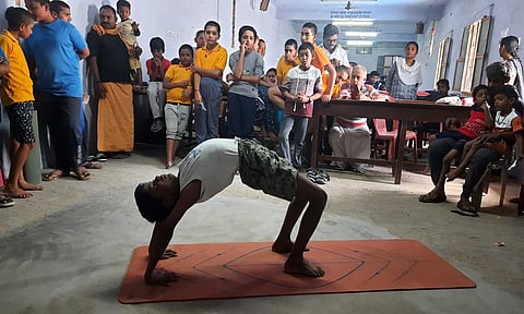 போட்டியில் ஒரு மாணவர் யோகா செய்து காட்டியபோது எடுத்தபடம்.