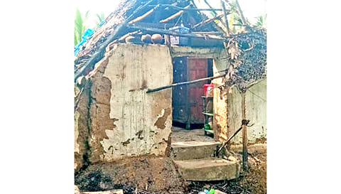 எரிந்த கூரை வீடு.