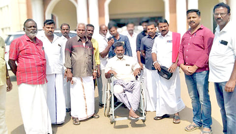 கால் துண்டிக்கபட்ட அரசு ஊழியர்  உறவினர்களுடன் வந்து கலெக்டர் அலுவலகத்தில் மனு அளித்தனர்.