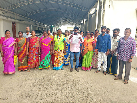 கள்ளக்குறிச்சியில் மாவட்ட கலெக்டர் ஷ்ரவன் குமாரிடம் மனு அளிக்க வந்த கொசுப்புழு ஒழிப்பு பணியாளர்களை படத்தில் காணலாம்.