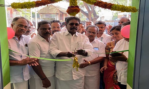 வகுப்பறை கட்டிடங்களை பிரின்ஸ் எம்.எல்.ஏ. திறந்து வைத்தபோது எடுத்த படம்&nbsp;