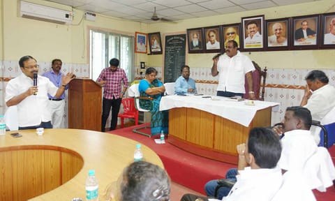 குடியாத்தம் ஊராட்சி ஒன்றிய குழு கூட்டம். ஒன்றிய குழு தலைவர் என்.இ.சத்யானந்தம் தலைமையில் நடந்த காட்சி.