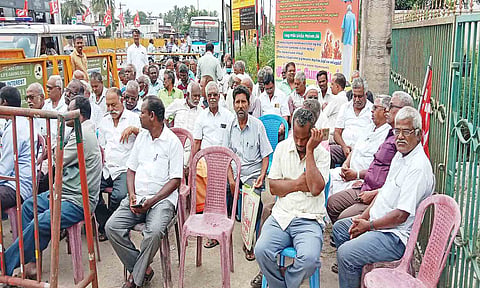 அரசு போக்குவரத்து கழக அலுவலகம் முன்பு முற்றுகை போராட்டம் நடந்த காட்சி.