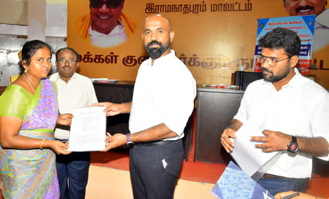 பணி காலத்தில் இறந்த பணியாளர் வாரிசுக்கு பணி நியமன ஆணையை கலெக்டர் ஜானிடாம் வர்கீஸ் வழங்கினார்.&nbsp;