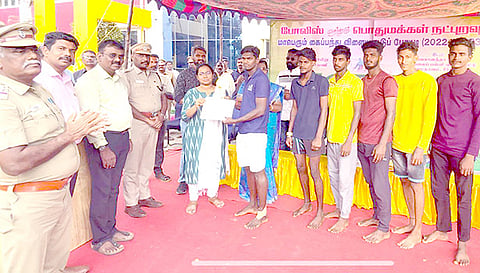 கைப்பந்து போட்டியில் வெற்றி பெற்ற அணிக்கு கோப்பை மற்றும் பரிசுதொகையை வழங்கப்பட்டது.