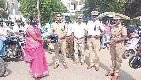வாகன ஓட்டிகளுக்கு துணை போலீஸ் சூப்பிரண்டு அஸ்வந்த் ஆண்டோ ஹெல்மெட் வழங்கினார்.