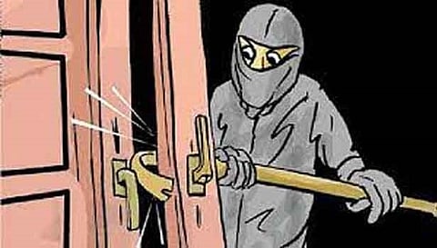 அன்னூர் அருகே வீட்டில் பணம் கொள்ளை