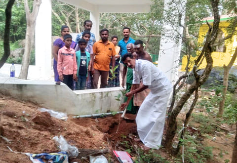 மரக்கன்றுகள் நடும் பணி நடைபெற்றதை படத்தில் காணலாம். 