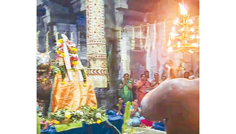 புனிதநீர் நிறைந்த மகா கடத்திற்கு ஆராதனை செய்யப்பட்டது.