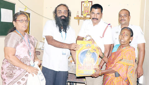 ஏழை, எளிய மக்களுக்கு மளிகை பொருட்கள் அடங்கிய தொகுப்புகள் வழங்கப்பட்டது.
