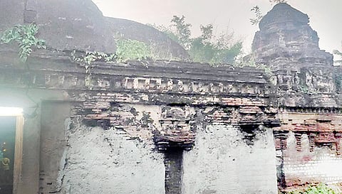 சிதிலமடைந்து காணப்படும் பிரம்மபுரீஸ்வரர் கோவில்.