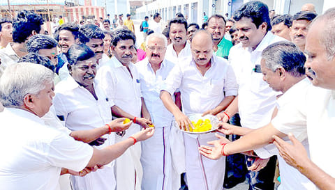 வியாபாரிகள் மற்றும் பொதுமக்களுக்கு துரை.சந்திரசேகரன் எம்.எல்.ஏ. இனிப்பு வழங்கினார்.